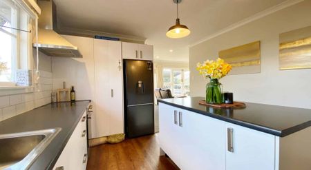 HILLMORTON - 3 BEDROOMS, 1 BATHROOM, HEATPUMP, SINGLE GARAGE - Photo 2