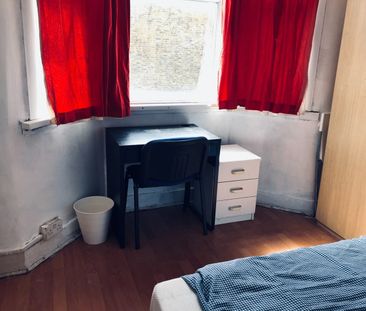 Room in a Shared Flat, London, E13 - Photo 1