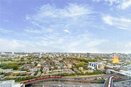 2 bedroom flat in 26 Hertesmere Road - Photo 2