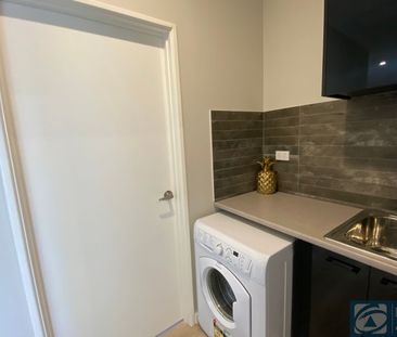 Stylish & Modern Apartment in Amazing Location - Photo 4