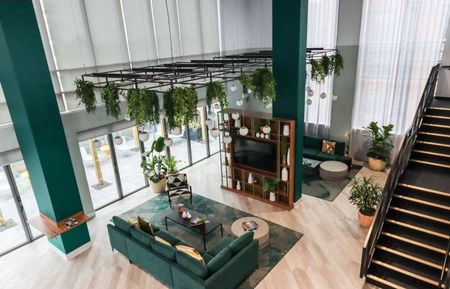 Thames Quarter .Split Level Gym . Fitness Studio. Pet Friendly . Resident Lounge . Workspaces . Roof Terrace . Private Dining Room. Onsite Management Team . Fre - Photo 2