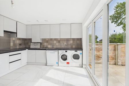 1 bedroom in a house share to rent - Photo 4