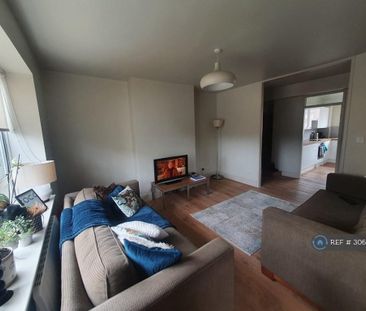 1 bedroom in a flat share to rent - Photo 2