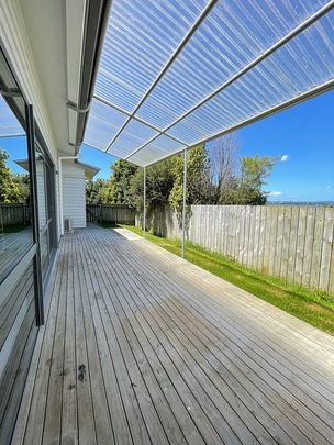 Stunning 4BR Hobsonville Haven - Photo 1