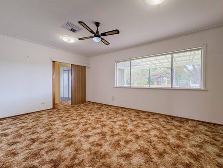 Comfortable Family Living on Ashton Street - Photo 4