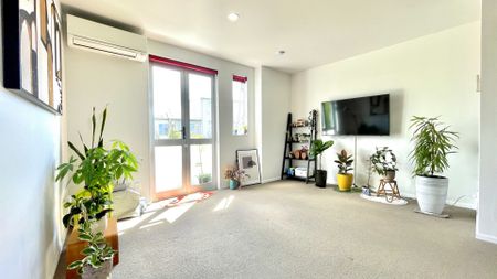 Convenient Glen Eden Living – 3 Bed Townhouse with Garage - Photo 2