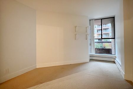 Bright 1 Bed - Photo 4