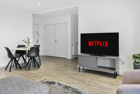 2 Bed Flat, Ensign House, IG11 - Photo 2