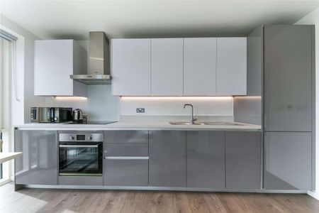 Immaculate two-bedroom apartment with a private balcony. - Photo 3