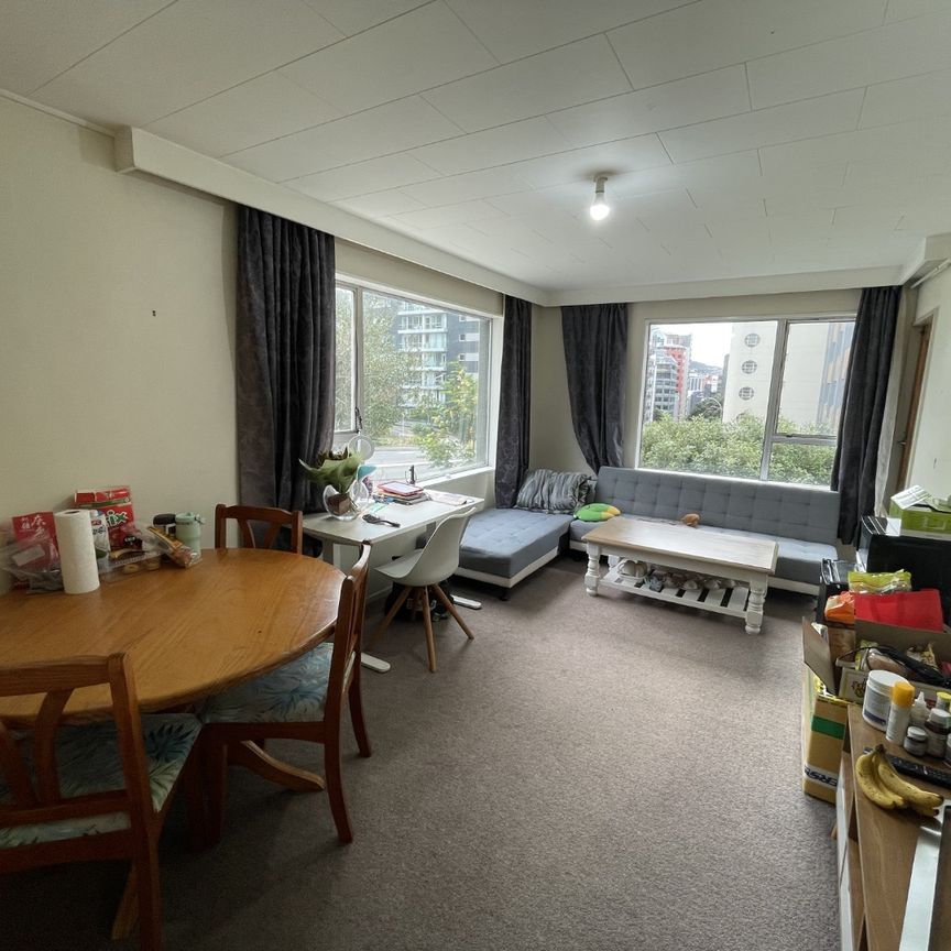 Excellent location for Uni students and young professionals - Photo 1