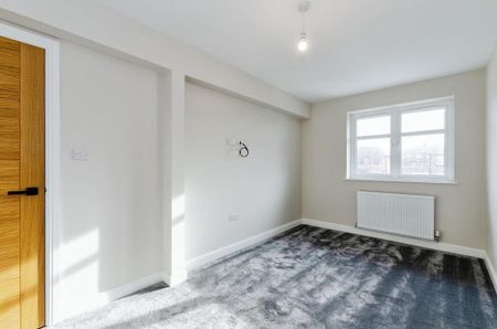 4 bedroom semi-detached house to rent - Photo 4