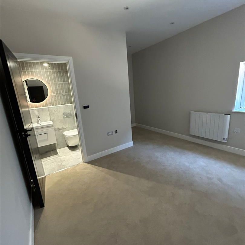 Wycombe Lane, Wooburn Green HP10, London - Photo 1