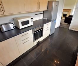 4 bedroom House in Langdale Gardens, Leeds - Photo 2