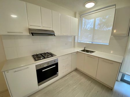 Modern Two Bedroom Apartment With Parking! - Photo 4