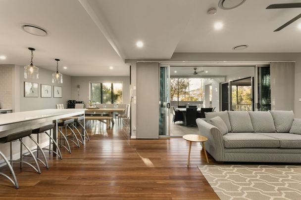 Family Home in Hawthorne's Exclusive Riverfront Avenues - Photo 1