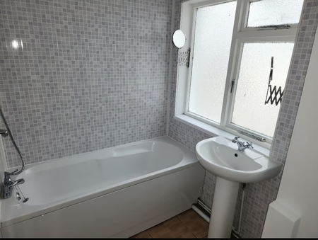 1 bedroom in a house share to rent - Photo 4