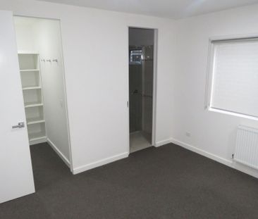 MODERN THREE BEDROOM HOME IN LAKE WENDOUREE - Photo 3