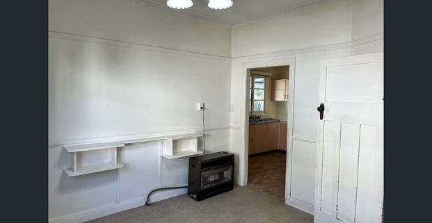 Cute 2-Bedroom Cottage in Town – 6-Month Lease Only - Photo 1