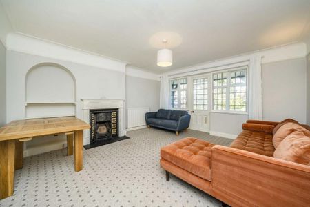 3 bedroom flat to rent - Photo 4