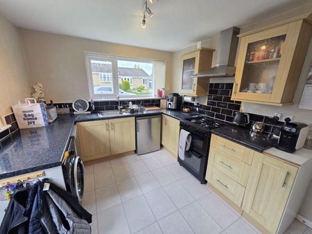 2 bedroom semi-detached bungalow to rent - Photo 2