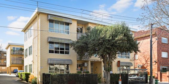 Renovated Ground Floor Apartment - Perfectly Positioned and Furnished! - Photo 3