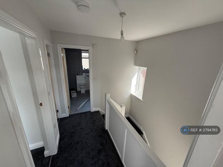 3 bedroom semi-detached house to rent - Photo 5