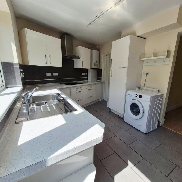4 bedroom end of terrace house to rent - Photo 1