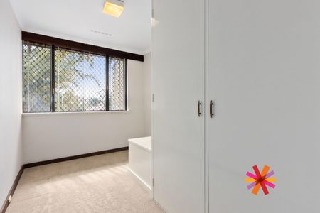RENOVATED TOWNHOUSE WITH INCREDIBLE, SPACIOUS OUTDOOR BALI SPACE - Photo 4