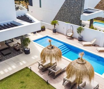 Luxury Villa for rent in San Pedro de Alcántara, Andalusia - Photo 1