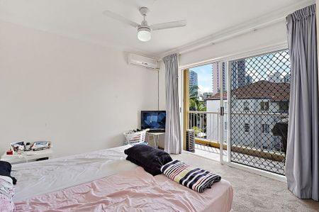 Spacious Split Level 3 Bedroom Penthouse Apartment - Photo 3