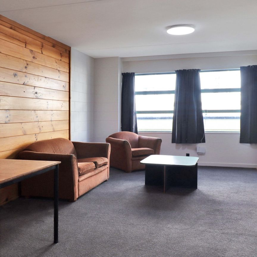 5 BEDROOM LIVING! - Photo 1