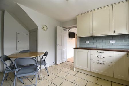 1 bedroom in a house share to rent - Photo 3