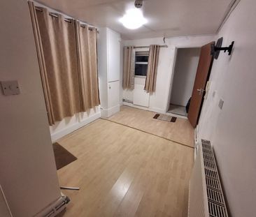 1 Bed Flat, Green Street, E7 - Photo 2