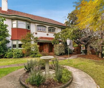 Deco Townhouse With Timeless Charm - Photo 5