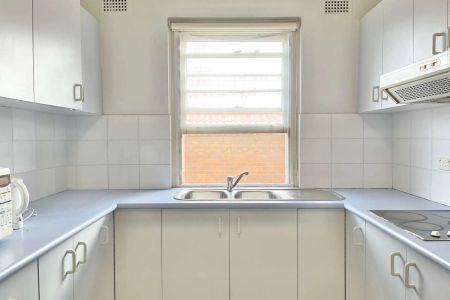 Semi sized art deco apartment in great location - Photo 4