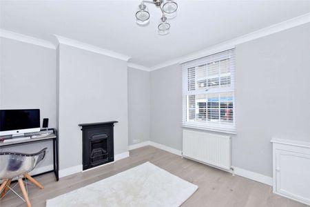 A beautifully presented house with courtyard garden and off-street parking in the centre of Windsor town. - Photo 3