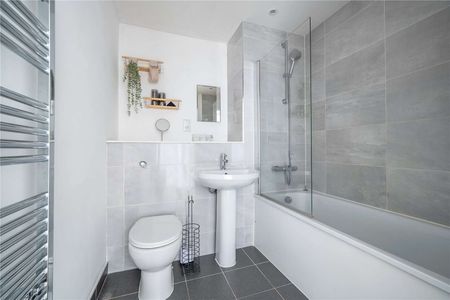 A one bedroom apartment to rent in the Jacksons Corner development. Benefiting from south facing inner courtyard views and a balcony. - Photo 5
