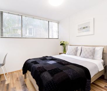 Light-filled one-bedroom with leafy balcony - Photo 4