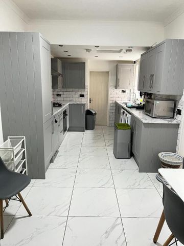 5 bedroom semi-detached house to rent - Photo 4