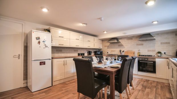 Fantastic 7 Bed House Share in Burley! Room 4 - Photo 1