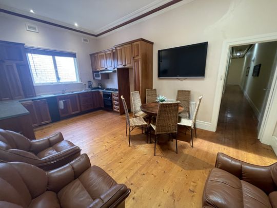 FANTASTIC FOUR BEDROOM HOUSE. - Photo 1