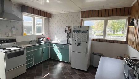 4 Bedroom home in Takaro - Photo 3