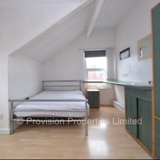 4 Bedroom Houses Hyde Park Leeds - Photo 1