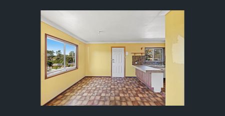 3 Bedroom Top Floor - Available now - Photo 2