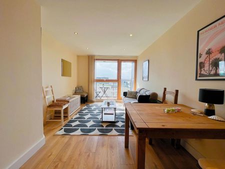 1 bedroom Flat To Let - Photo 2