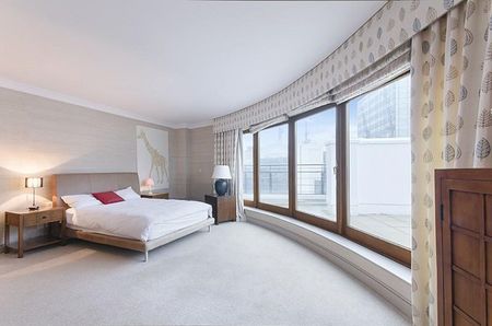 Penthouse duplex apartment on the seventh and eighth floor is presented with a spectacular panoramic view and 360° wrap around balcony of the London skyline and St Katharine Dock. - Photo 4