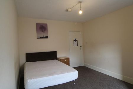 1 bedroom in a flat share to rent - Photo 4