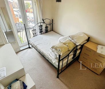 3 bedroom detached to rent Primrose Close - Fully Furnished Home wi... - Photo 1