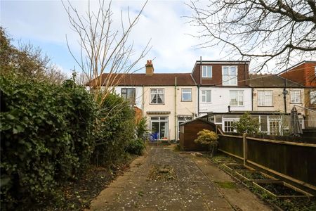 Four bedroom family home with south-west facing garden. - Photo 5