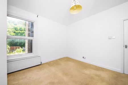 3 Bed Flat, Charlton, SE7 - Photo 3